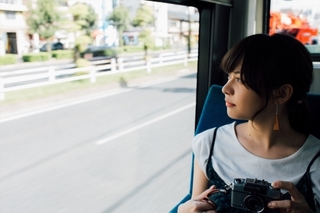 girl_with_camera.jpg